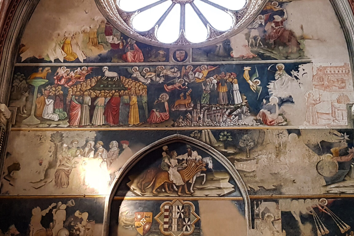 foto Un presepe francescano nella Basilica Minore di Santa Caterina nella città di Galatina