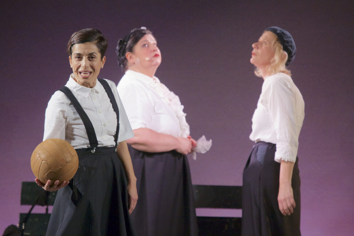foto Giovinette<br>Le calciatrici che sfidarono il Duce
